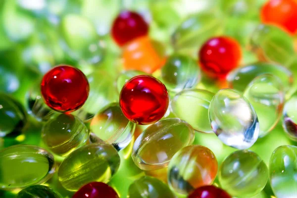 Açık sarı ve kırmızı renkli ilaç kapsülleri. Sağlık sigortası ilaç eczanesi geçmişi.