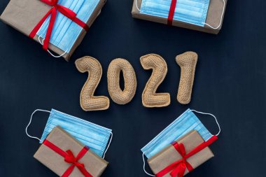 .Coronavirus bağlamında yeni yıl tebeşir tahtasında tıbbi maskelerle karşımıza çıkıyor.