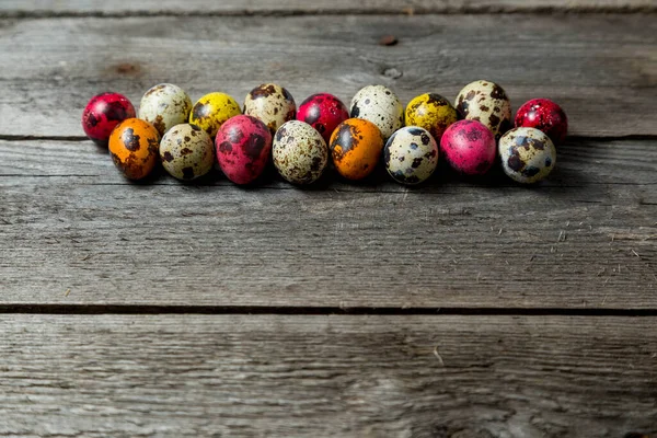 Ahşap Arka Planda Sıralanmış Çok Renkli Paskalya Yumurtaları Metin Için — Stok fotoğraf