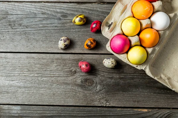 Ahşap Arka Planda Karton Kutuda Boyanmış Paskalya Yumurtaları Metin Için — Stok fotoğraf