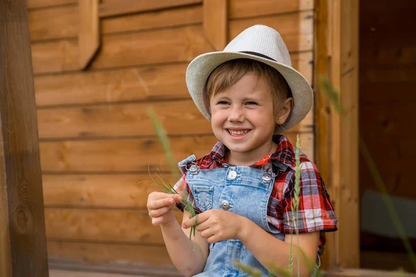 Menina Bonito Chapéu Cowboy Vestida Com Calções Ganga Camisa Branca — Fotografia de Stock