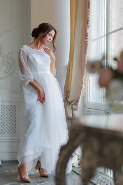 Портрет Невесты Белом Свадебном Платье Окна — стоковое фото