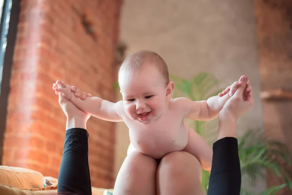 Bebê Fica Colo Mãe Pose Avião Mãe Brinca Com Bebê — Fotografia de Stock
