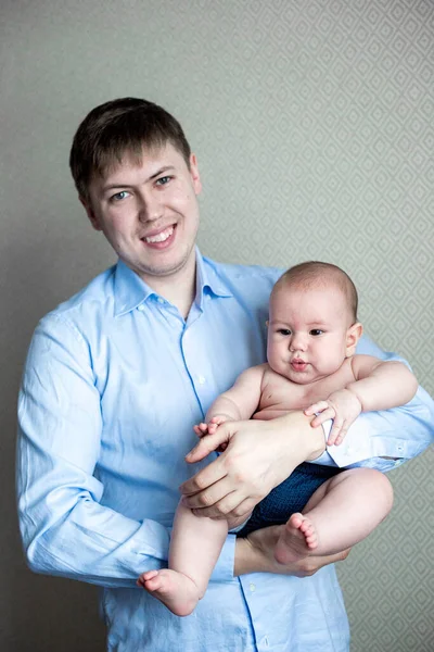 Retrato Cerca Niño Pequeño Los Brazos Papá — Foto de Stock