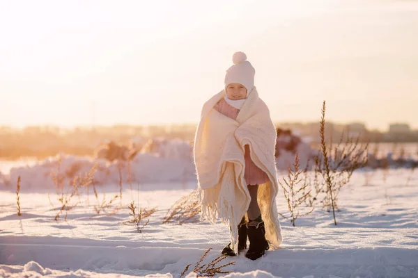 Little Girl Stands Wrapped Blanket Middle Field Winter Sunset — Stock Photo, Image