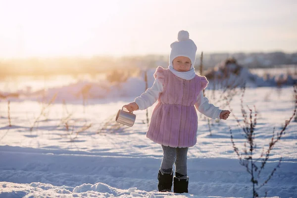 Kleines Mädchen Steht Mit Einem Becher Mitten Auf Einem Feld — Stockfoto