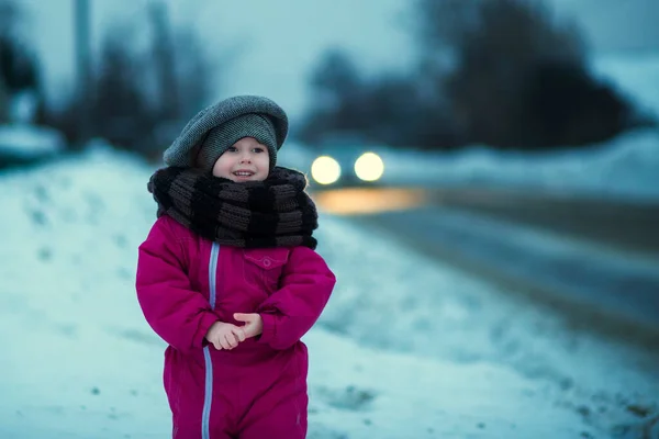 Little Girl Stands Snow Road Evening Watches Passing Cars While — Stock Photo, Image