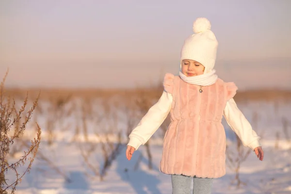 Une Petite Fille Tient Milieu Champ Hiver Coucher Soleil Dans — Photo