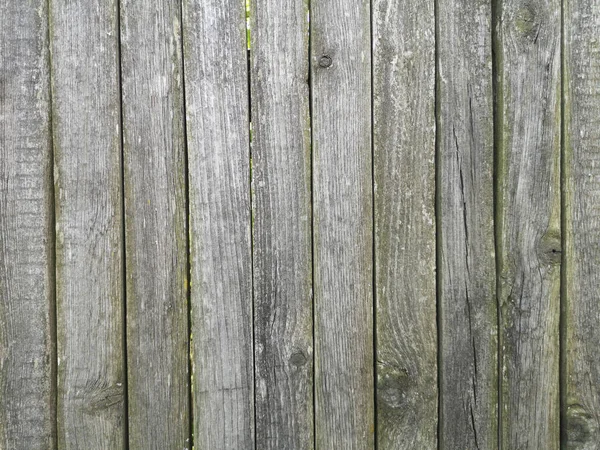 Trä vägg bakgrund. Gamla gröna staket i en by — Stockfoto
