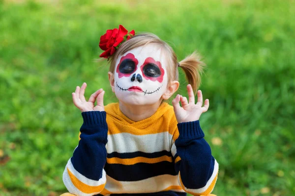 Mała Przedszkolanka Namalowaną Twarzą Uśmiechnięta Kamery Placu Zabaw Świętuje Halloween — Zdjęcie stockowe