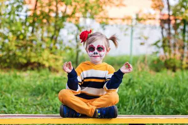 Liten Förskoleflicka Med Målat Ansikte Sitter Bänk Lotusställning Lekplatsen Firar — Stockfoto