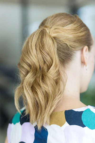 Una Mujer Joven Con Pelo Largo Rubio Ondulado Atado Una — Foto de Stock