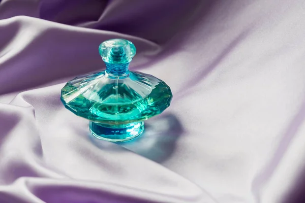 Parfümflasche Auf Lila Seide Gefaltetem Stoff Hintergrund Luxury Duft Kosmetische — Stockfoto