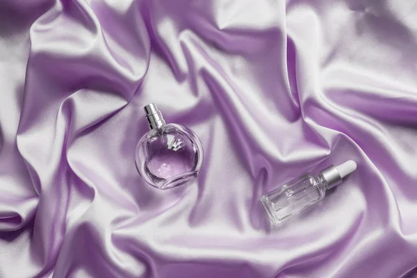 Flacon Parfum Sérum Visage Sur Fond Tissu Plié Soie Lilas — Photo