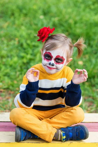 Liten Förskoleflicka Med Målat Ansikte Sitter Bänk Lotusställning Lekplatsen Firar — Stockfoto