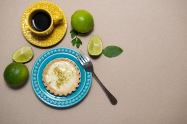 Lezzetli limonlu turta manzarası. Ev yapımı organik limon, limonlu turta ya da tahta üzerinde mini turta. Uzayı kopyala Seçici odak.