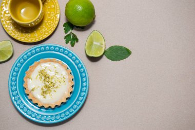 Lezzetli limonlu turta manzarası. Ev yapımı organik limon, limonlu turta ya da tahta üzerinde mini turta. Uzayı kopyala Seçici odak.