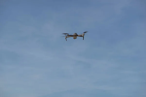 Drone Volando Cielo Azul Con Nubes Fondo Drone Volando Sobre —  Fotos de Stock