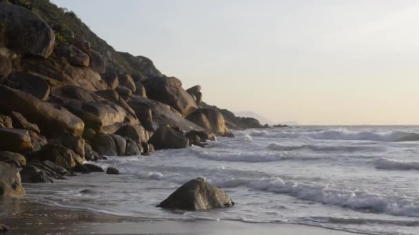 Zicht Stille Oceaan Golven Crashen Tegen Rotsen Zuid Braziliaanse Kust — Stockvideo