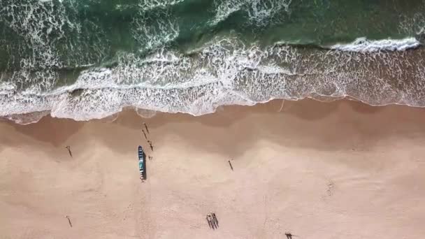 Widok Plażę Ludźmi Chodzącymi Biegającymi Piasku Widok Lotu Ptaka Drewnianą — Wideo stockowe
