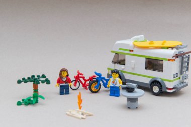 Florianopolis - Brezilya, 14 Haziran 2020: piknik masalı bir kamp ateşinin yanında aile kampı ve bisikletli bir karavan. Seçici odaklanma. Küçük rakamlar Lego Grubu tarafından üretiliyor..