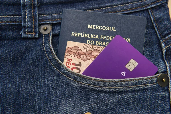 Close Passaporte Brasileiro Notas Cartão Crédito Bolso Das Calças Traduzir — Fotografia de Stock