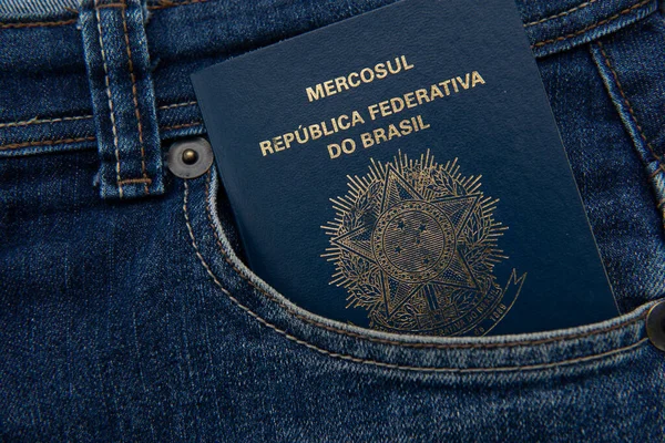 Kotun cebinde gerçek notlarla Brezilya pasaportu. Uluslararası seyahat ve turizm konsepti. İş gezisi. Çeviri: Mercosur - Brezilya Federatif Cumhuriyeti. Eski Mavi pasaport.