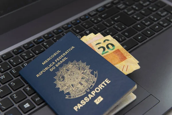 Florianopolis, Brezilya, 6 Haziran 2020: Kredi kartları ve nakit para ile Brezilya pasaportunun kapatılması. Seyahat planı konsepti. Boşluğu kopyala.