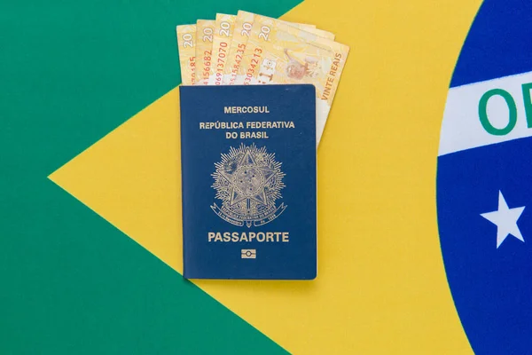 Vista Superior Passaporte Brasileiro Notas Dinheiro Interior Bandeira Brasileira Segundo — Fotografia de Stock
