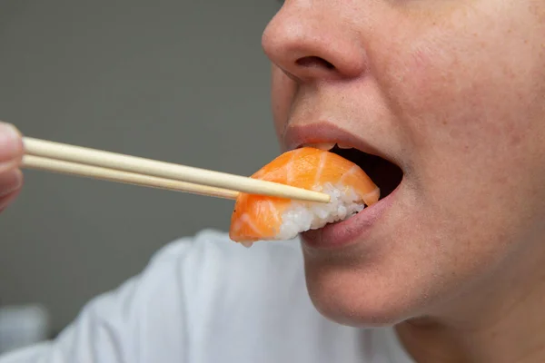 Закройте Рот Женщины Поедая Вкусные Суши Лосося Нигири Японская Кухня — стоковое фото