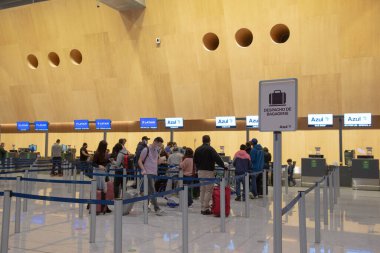 Florianopolis, Brezilya. 19 Eylül 2020: havaalanında bagajları kontrol etmek için kuyruğa girin. Salgın sırasında insanlar kalabalıktı. Yazılı işaret İşaretli bagaj (Despacho de bagagem).
