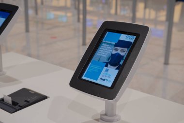 Florianopolis, Brezilya. 15 / 09 / 2020: Havaalanı kontrolleri için tablet kullanılabilir. Salgın bir dönemde kuyruktan kaçınmak önemlidir. Arka planda kuyruk. Seçici odak.