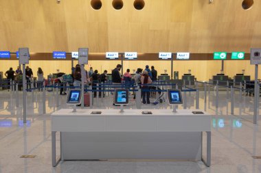 Florianopolis, Brezilya. 15 / 09 / 2020: Havaalanı kontrolleri için tablet kullanılabilir. Salgın bir dönemde kuyruktan kaçınmak önemlidir. Arka planda kuyruk. Seçici odak.