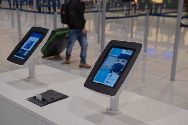 Florianopolis, Brezilya. 15 / 09 / 2020: Havaalanı kontrolleri için tablet kullanılabilir. Salgın bir dönemde kuyruktan kaçınmak önemlidir. Arka planda kuyruk. Seçici odak.