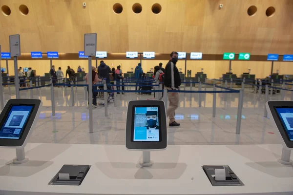 Florianopolis, Brezilya. 15 / 09 / 2020: Havaalanı kontrolleri için tablet kullanılabilir. Salgın bir dönemde kuyruktan kaçınmak önemlidir. Arka planda kuyruk. Seçici odak.