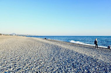 Deniz kıyısında çakıl taşı plajı ve şehri var.