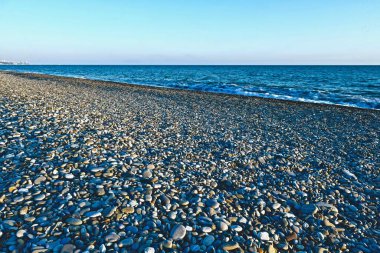 Deniz kıyısında çakıl taşı plajı ve şehri var.