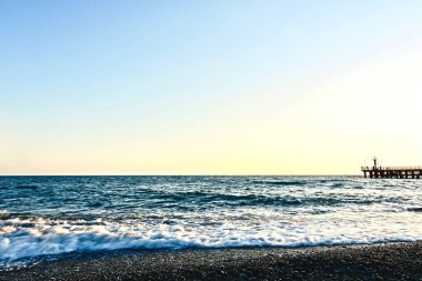 Akşamları dalgalı deniz kıyıları