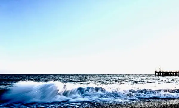 Costa Mar Com Ondas Luz Noite — Fotografia de Stock