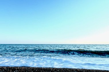 Akşamları dalgalı deniz kıyıları