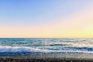 Akşamları dalgalı deniz kıyıları