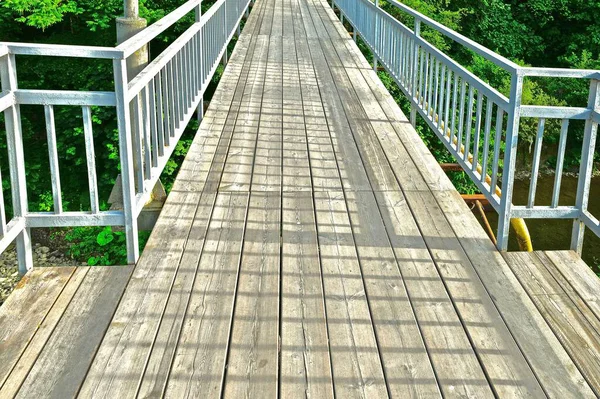 Ponte Madeira Com Trilhos Metal Entre Vegetação — Fotografia de Stock