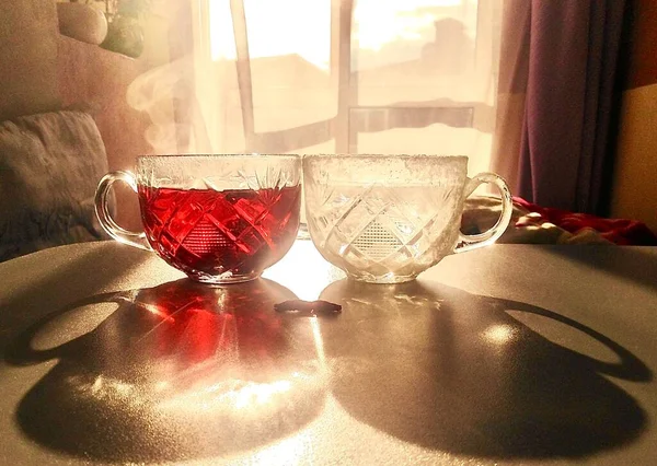 Tassen Mit Heißen Und Kalten Getränken Mit Schatten — Stockfoto