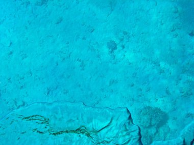 Güneşin parıltısı ve suyun yüzeyinde kabarcıklar.