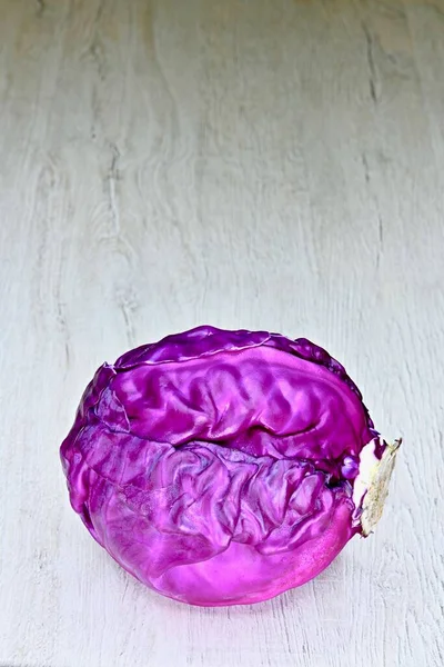 Cabeza Púrpura Aislada Col Roja Acostada Sobre Una Superficie Madera — Foto de Stock