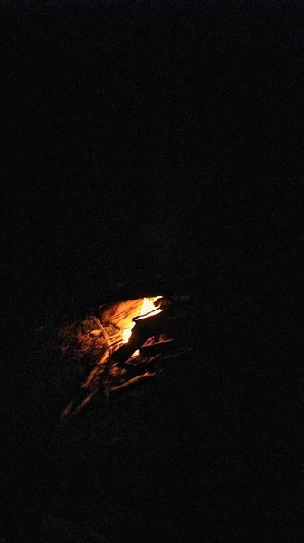 Lagerfeuerflamme Mit Brennenden Baumstämmen Der Nacht Absoluter Dunkelheit — Stockfoto
