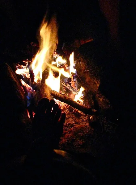 Llama Fogata Con Troncos Ardiendo Noche Oscuridad Absoluta —  Fotos de Stock