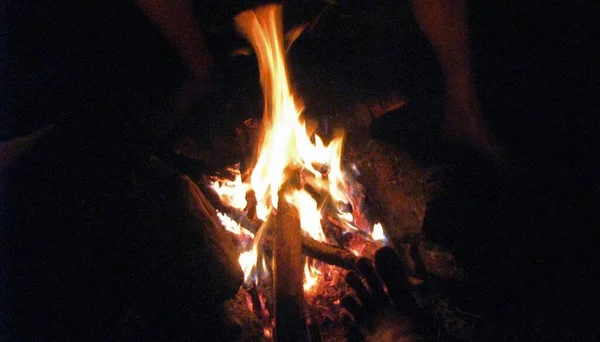 Lagerfeuerflamme Mit Brennenden Baumstämmen Der Nacht Absoluter Dunkelheit — Stockfoto