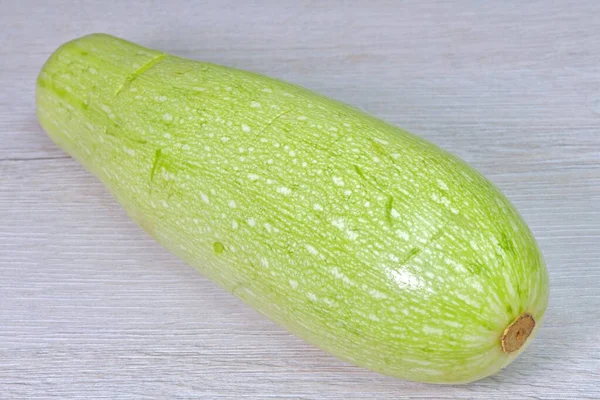 Zucchine Fresche Isolate Buccia Una Superficie Legno Chiaro — Foto Stock