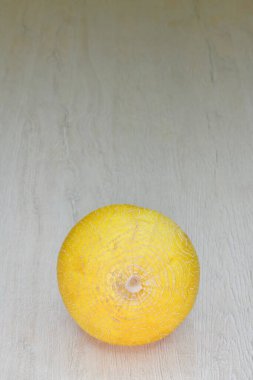 Tahta masadaki kabuklu portakal karpuzu.